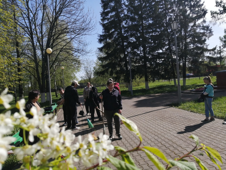 Традиционная акция по уборке территории возле памятника погибшим односельчанам.